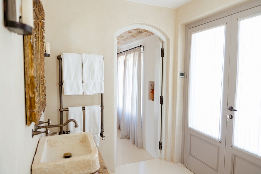 Trullo Petrarolo bathroom with minimal decor and natural light