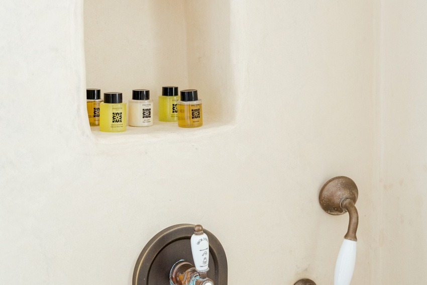 Trullo Petrarolo shower detail with toiletries and natural wall design