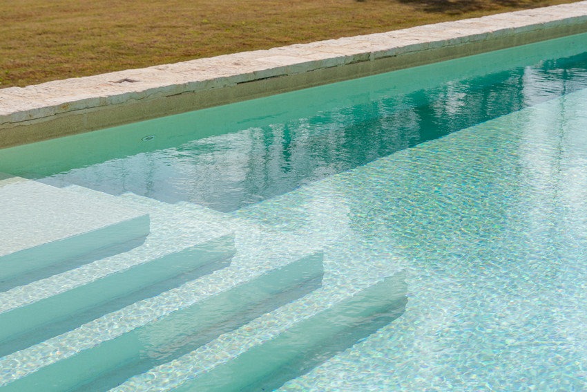 Trullo Petrarolo water in the pool