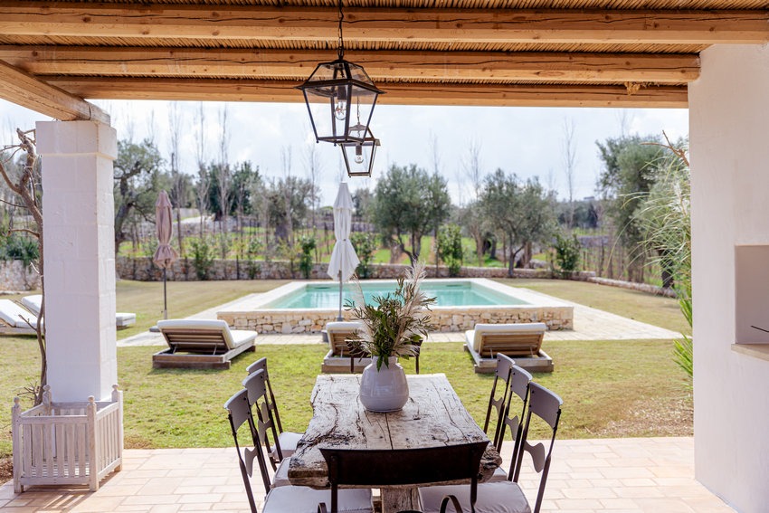 Trullo Petrarolo terrace with wooden elements and greenery