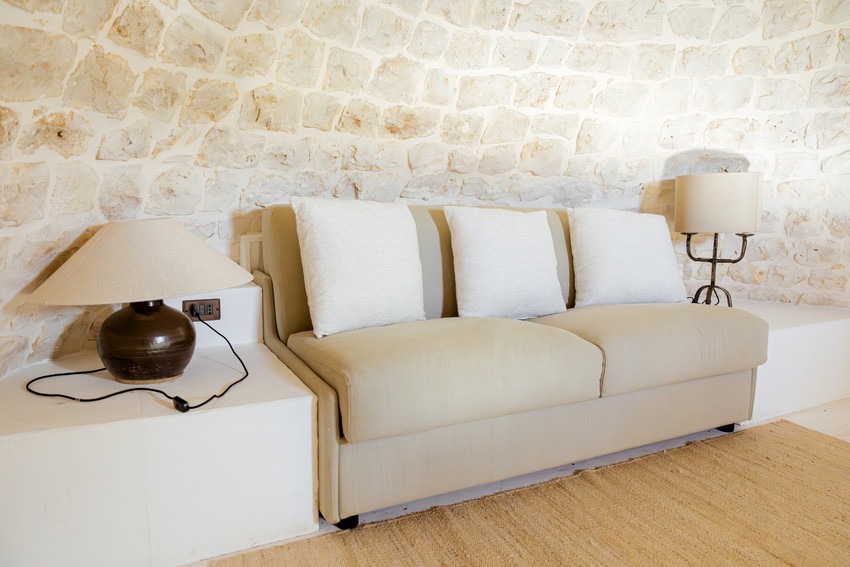 Trullo Petrarolo with peaceful interior and light walls