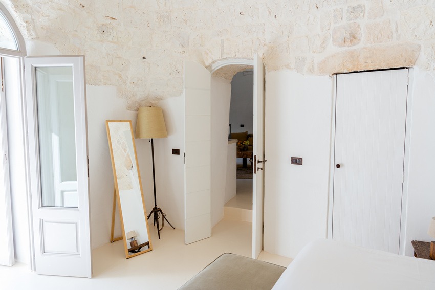 Trullo Petrarolo bedroom with stone walls and natural light interior