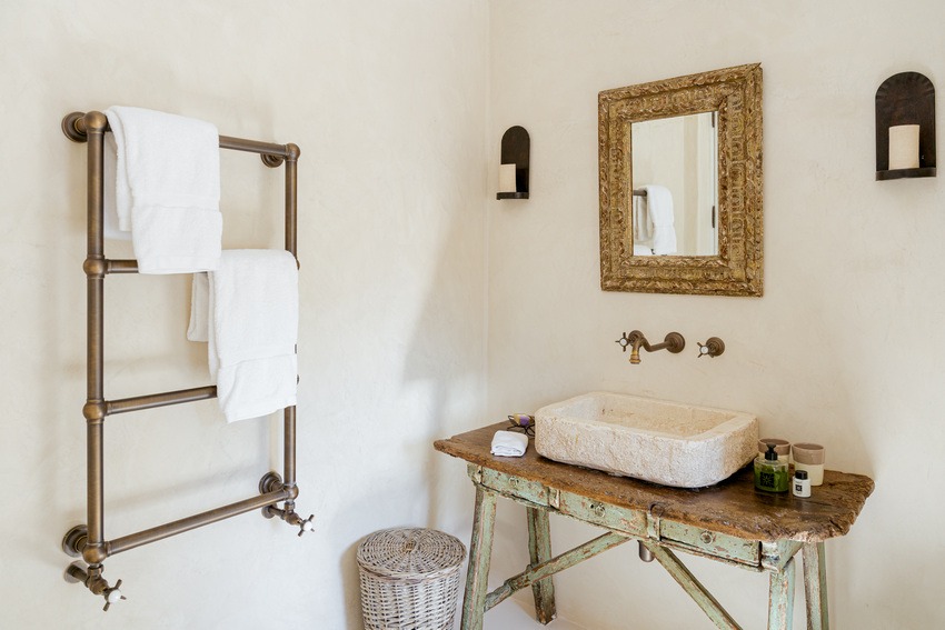 Trullo Petrarolo bathroom with warm tones and rustic elements