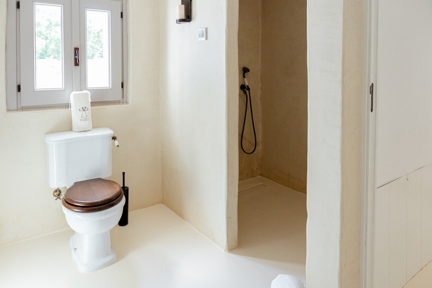Trullo Petrarolo bathroom with calm and neutral interior