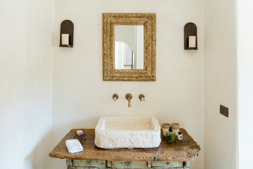 Trullo Petrarolo bathroom with natural textures and warm tones