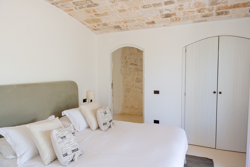 Trullo Petrarolo bedroom with minimalist decor and natural light