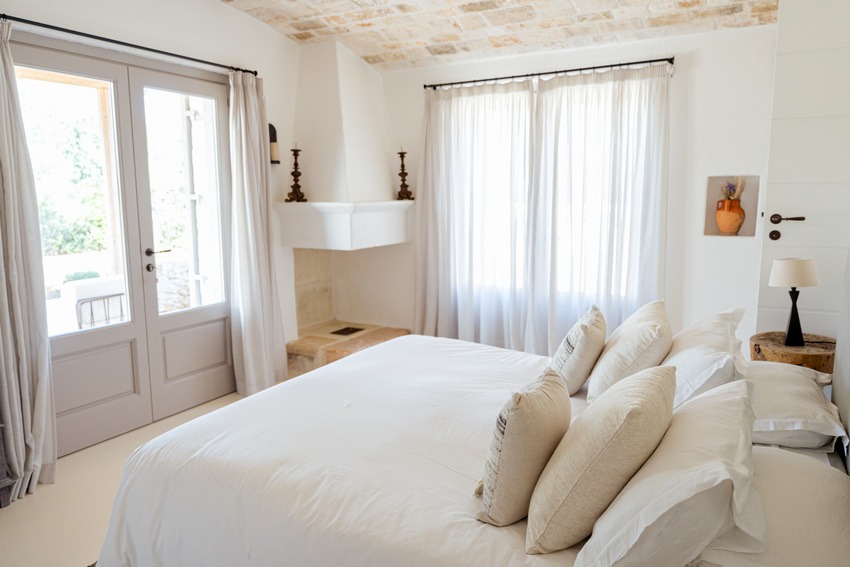 Trullo Petrarolo bedroom with cozy layout and natural tones