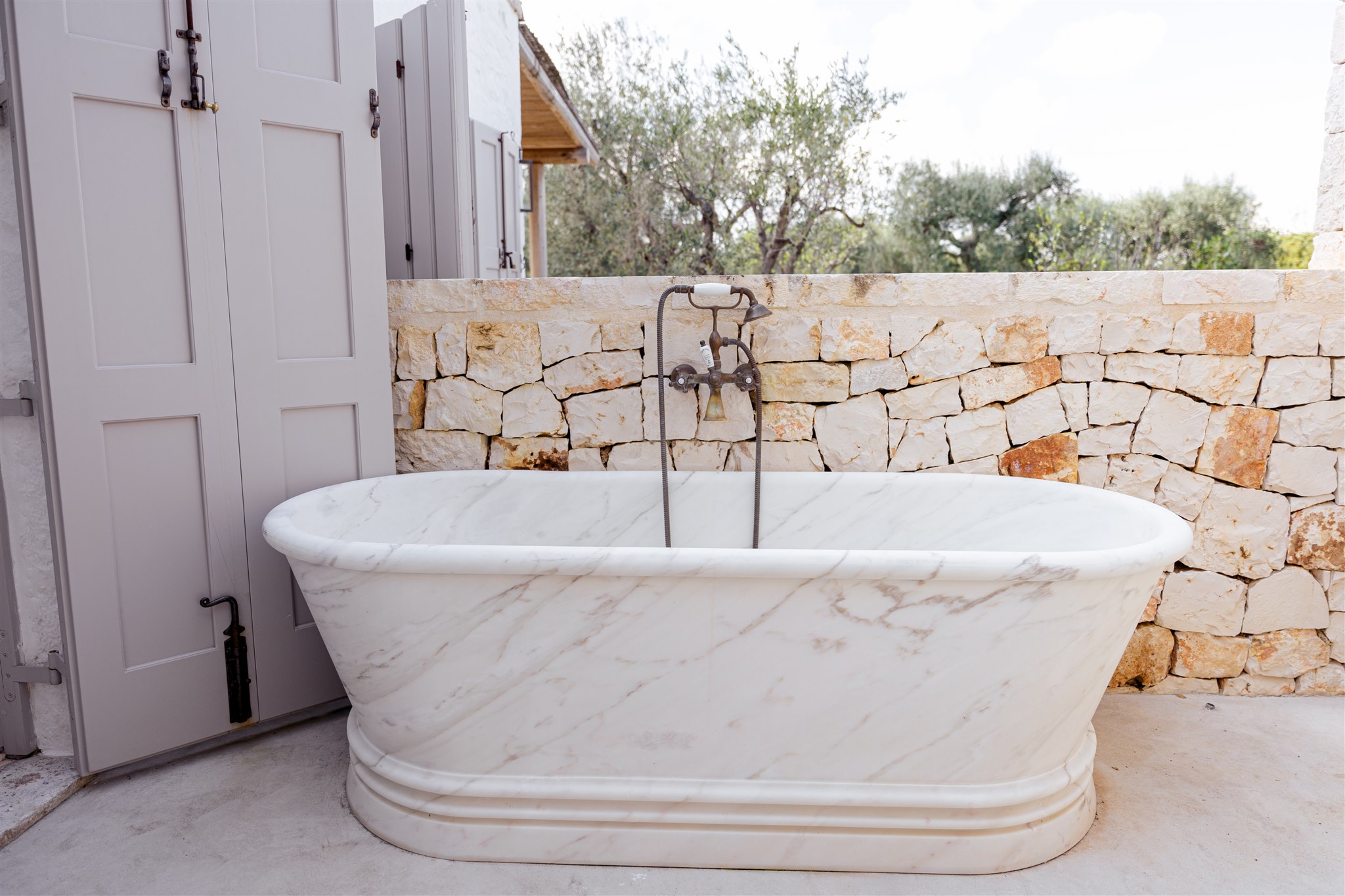 The outdoor marble bath beside the bedroom terrace
