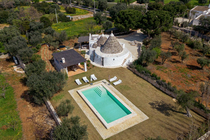 The private swimming pool at Trullo Petrarolo · 2