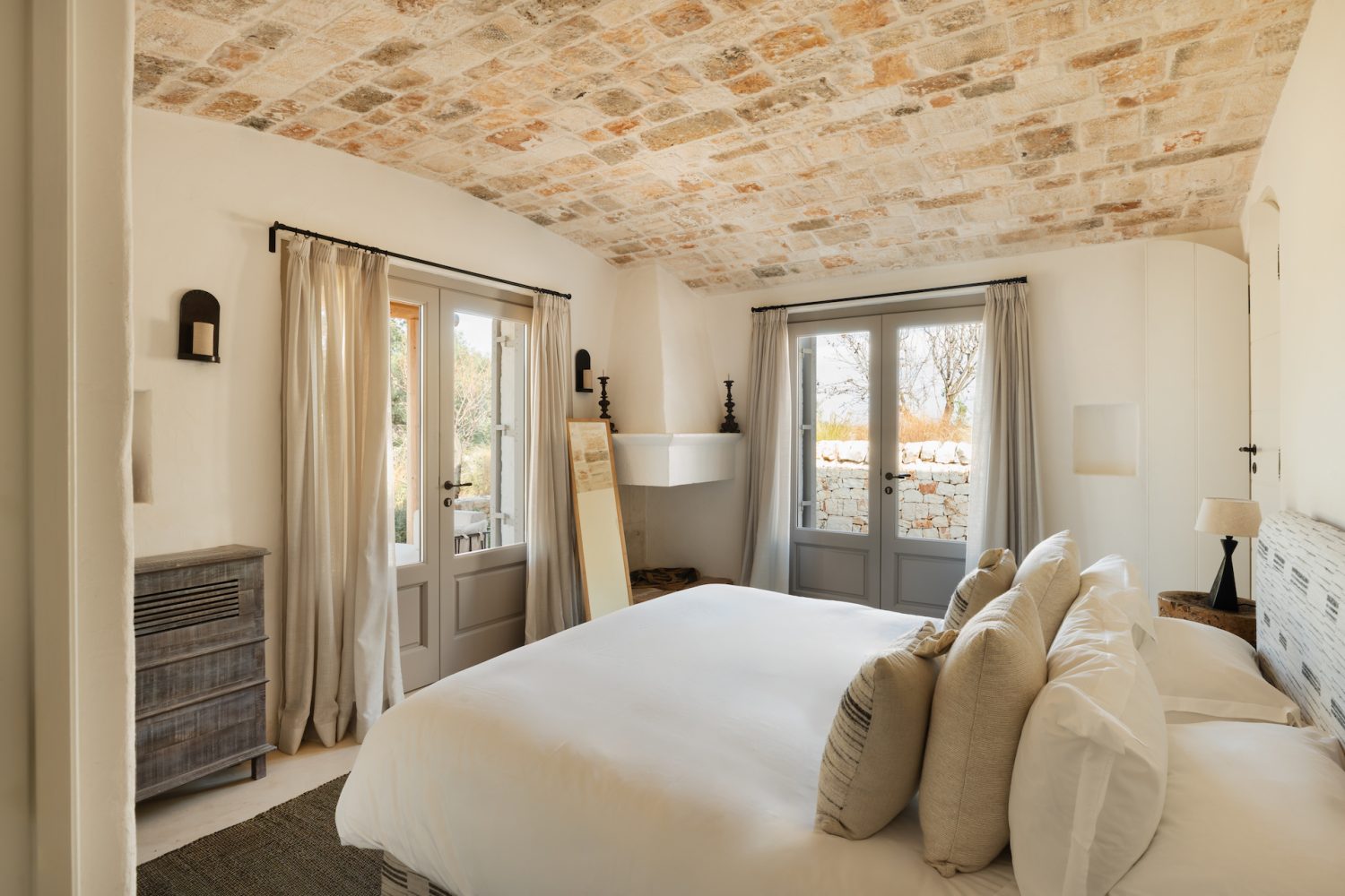 Bedrooms and bathrooms at Trullo Petrarolo · photograph 4