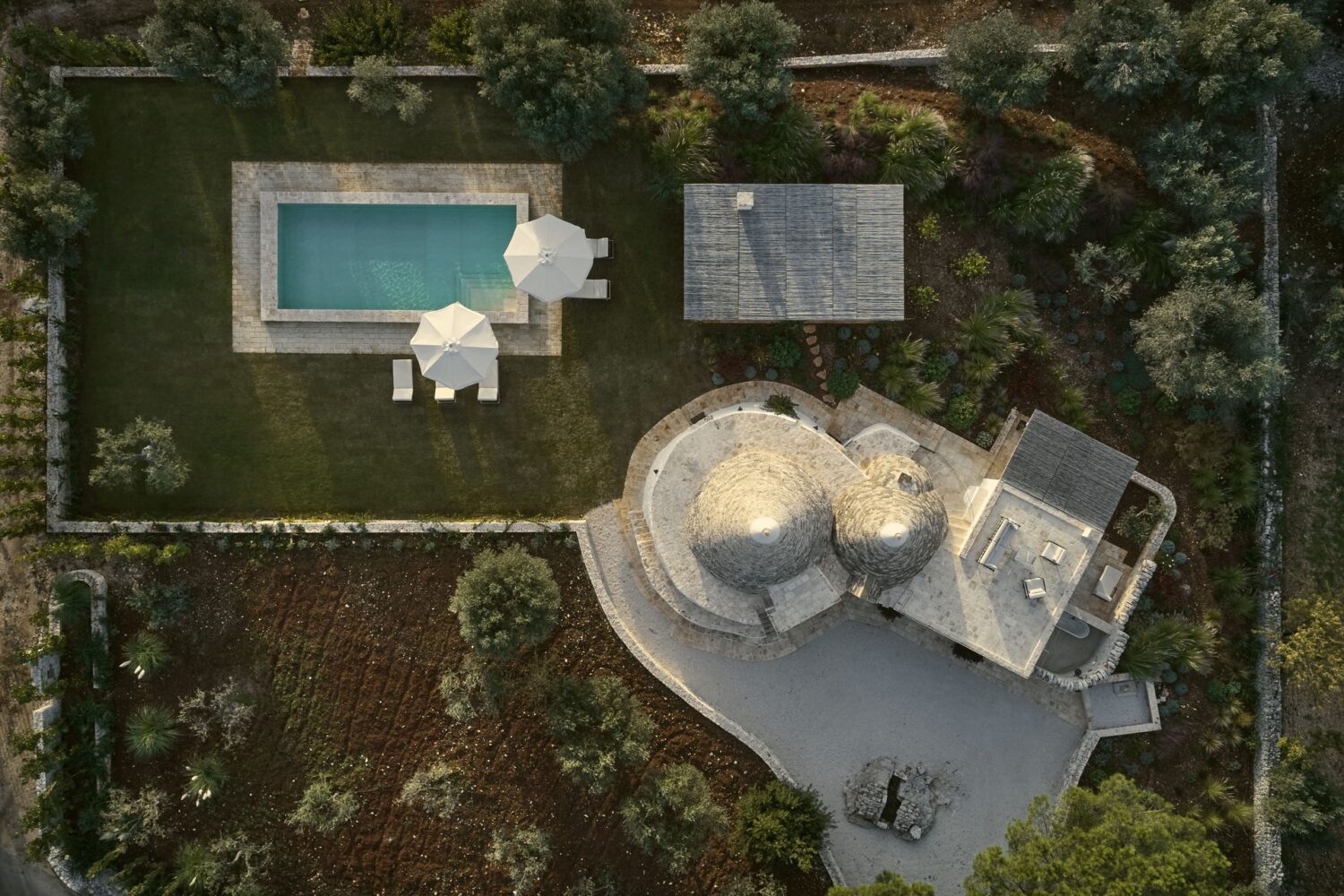 Trullo Petrarolo and its private pool · photograph 1