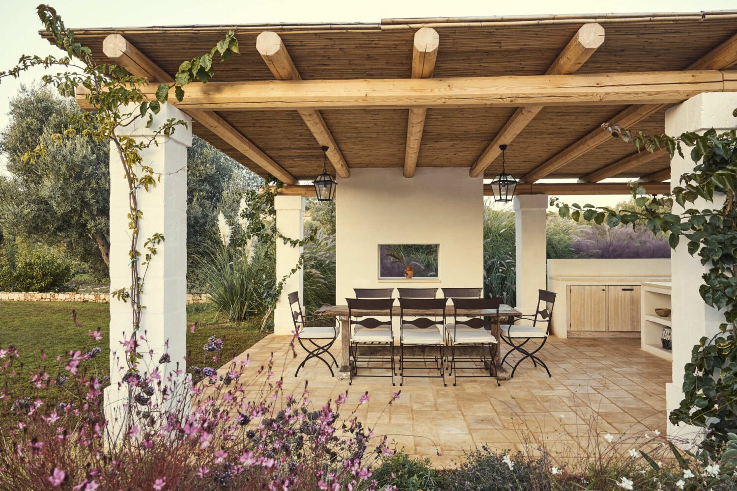 The shaded dining terrace at Trullo Petrarolo